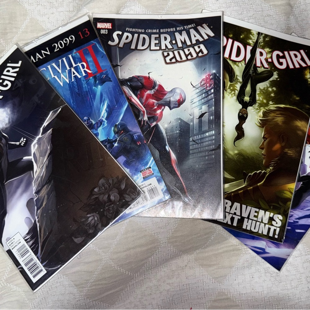 Marvel Comic Book Collection - Picture 1 of 6